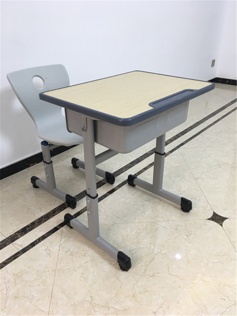 华鑫机器人焊接课桌椅学生桌的那点事儿