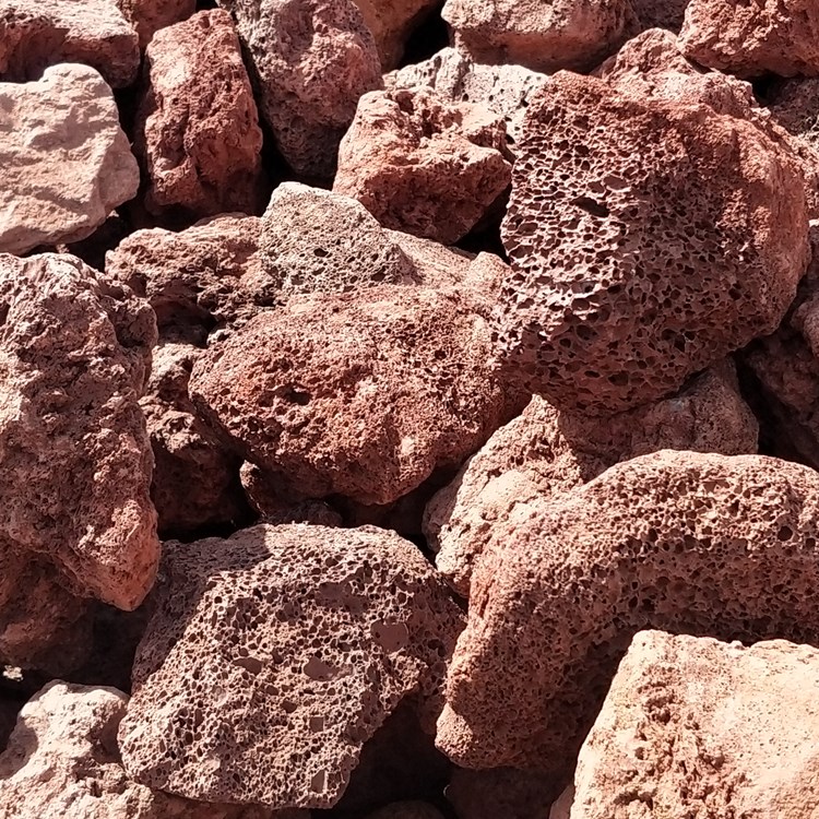 矿石滤料火山石 多肉红色火山石景观石 建筑水利烧烤炭用火山石 黑色火山石颗粒