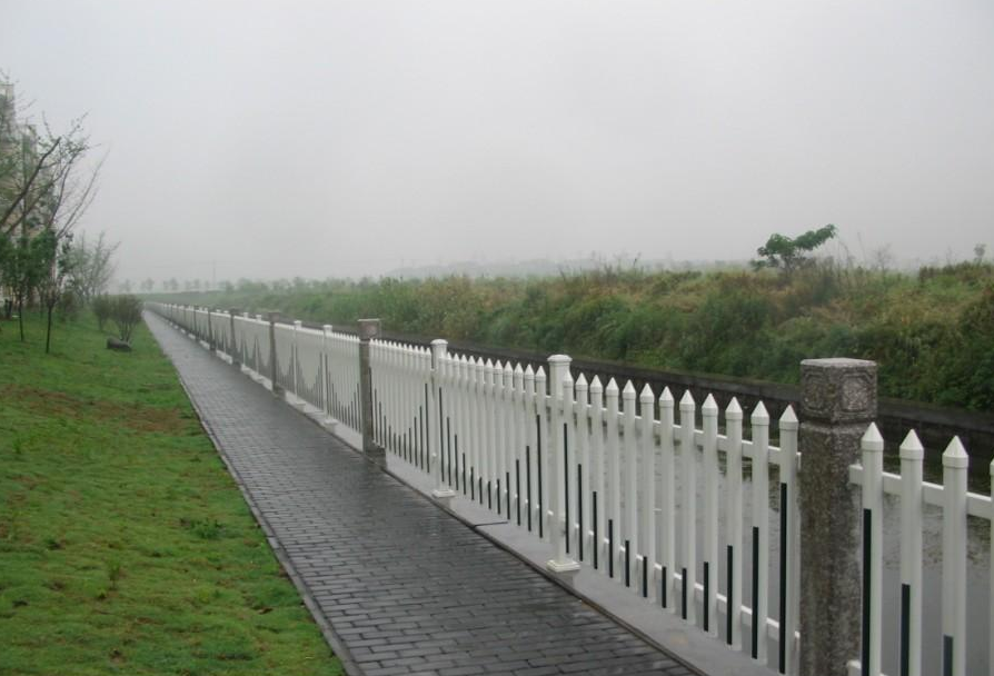 南阳PVC护栏厂家,栏杆栅栏,草坪 塑钢 围墙 绿化护栏