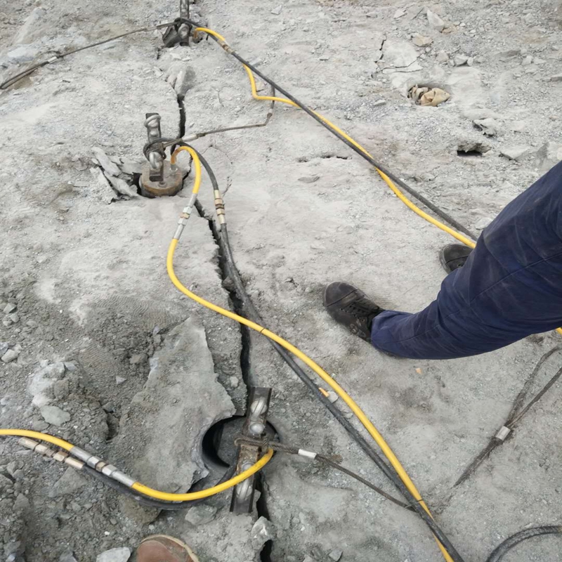 挖机配合采石场开采代替破碎锤钩机开采的机器
