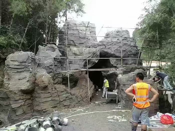 塑石头假山现场施工图
