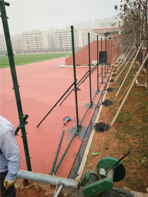 厂家直销球场围栏_勾花护栏网_体育场包塑绿色隔离护栏