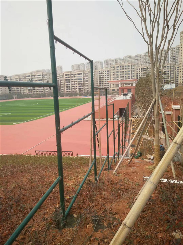 球场围栏_勾花护栏网_体育场包塑绿色隔离护栏厂家