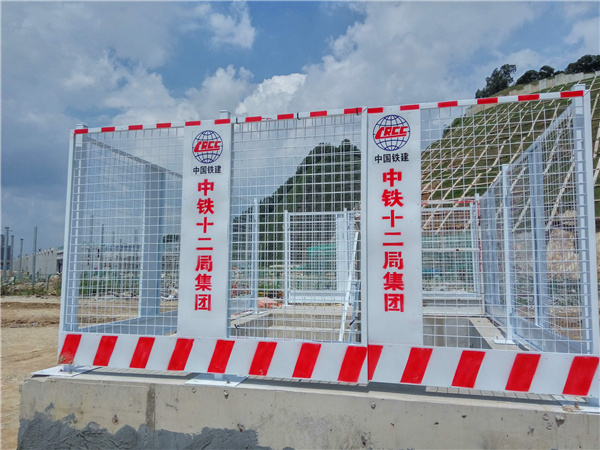 基坑围栏_建筑工地临边防护洞口警示隔离井口护栏生产厂家