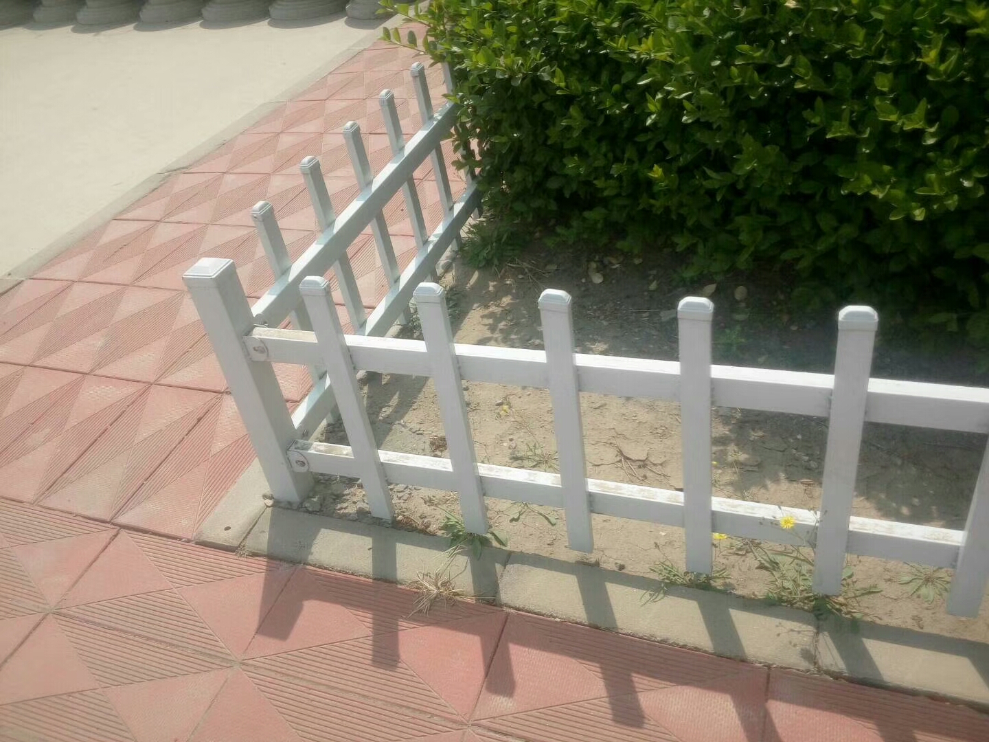 安徽蚌埠县城马路隔离工程护栏 园林绿化工程围栏 厂家安装