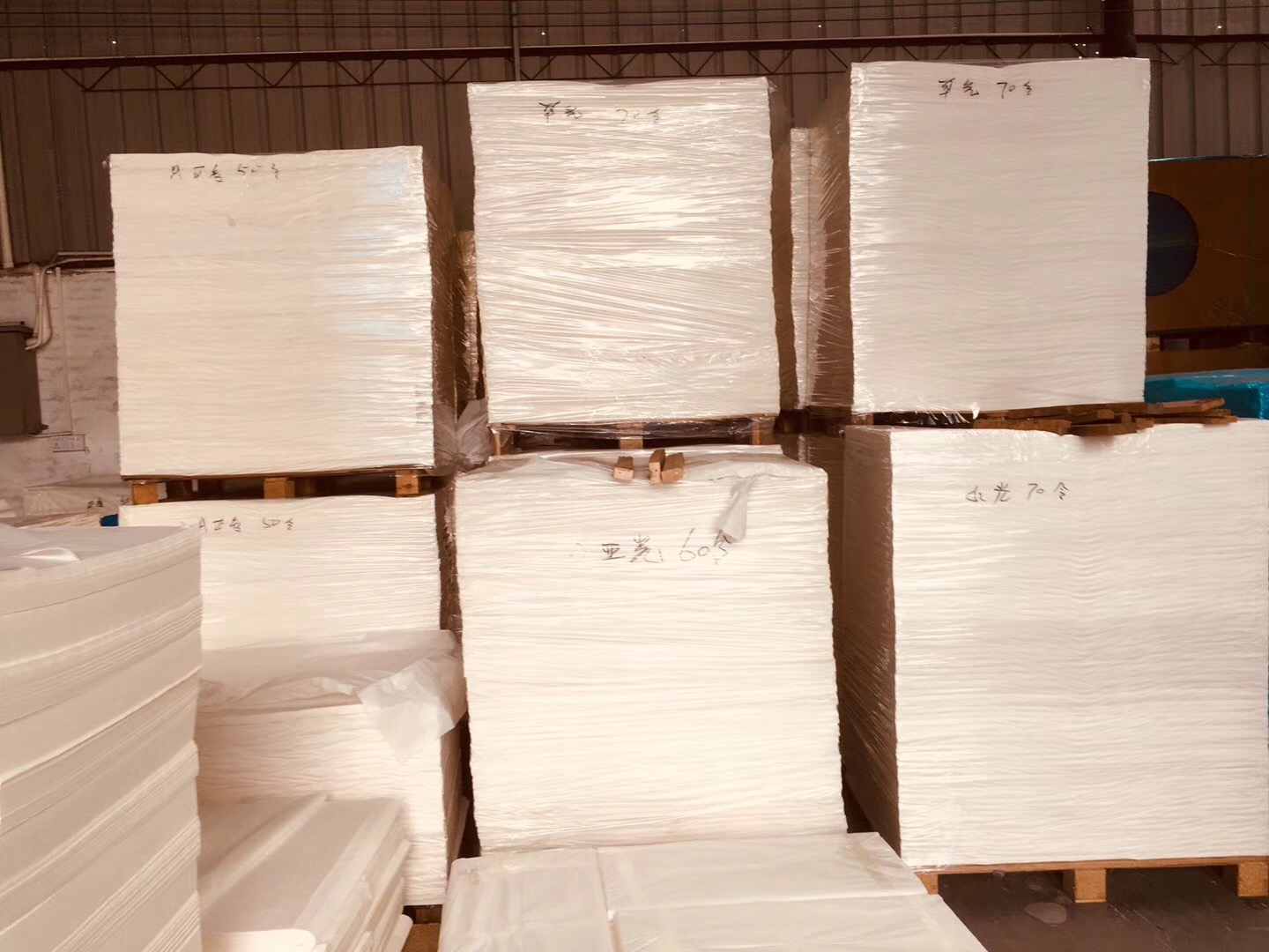 厂家供应单光白牛皮纸30克 32克，35克，38克正度大度