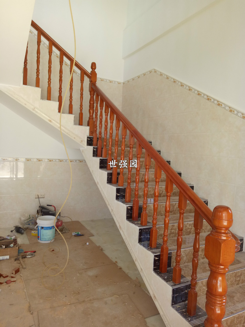 长沙农村自建房室内楼梯用进口实木材料做扶手栏杆-别墅楼梯扶手定制