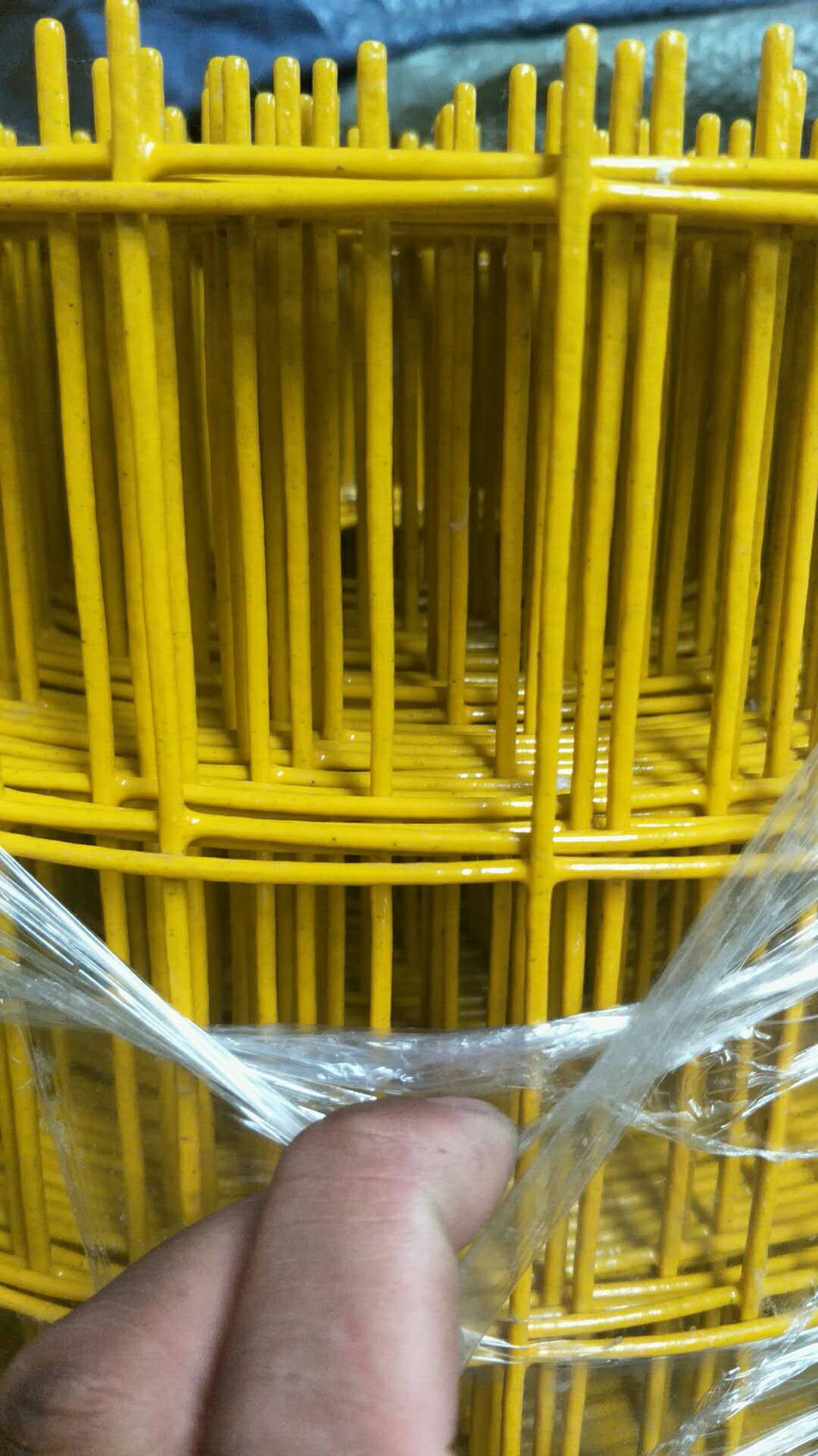 黄颜色荷兰网硬塑铁丝网现货