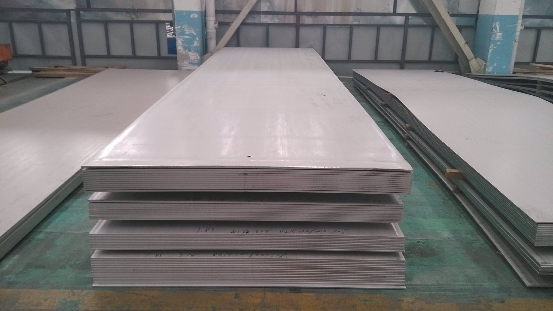 供应304不锈钢板 可加工拉丝贴膜 8K镜面不锈钢板 现货供应