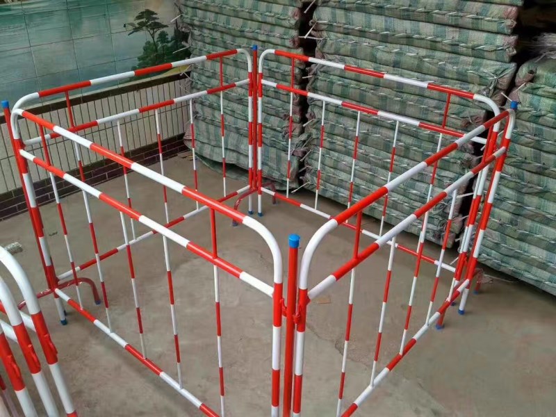 道路施工铁质安全围栏 1.2*1.5m组合式红白铁马隔离栏生产厂家