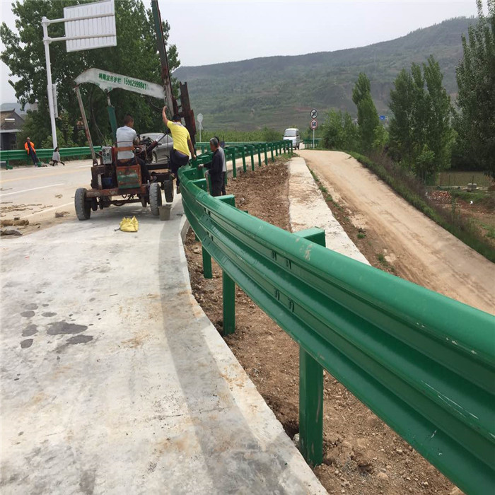湖北武汉双波护栏板高速公路护栏W型钢板护栏板支持定做提供安装厂家直销