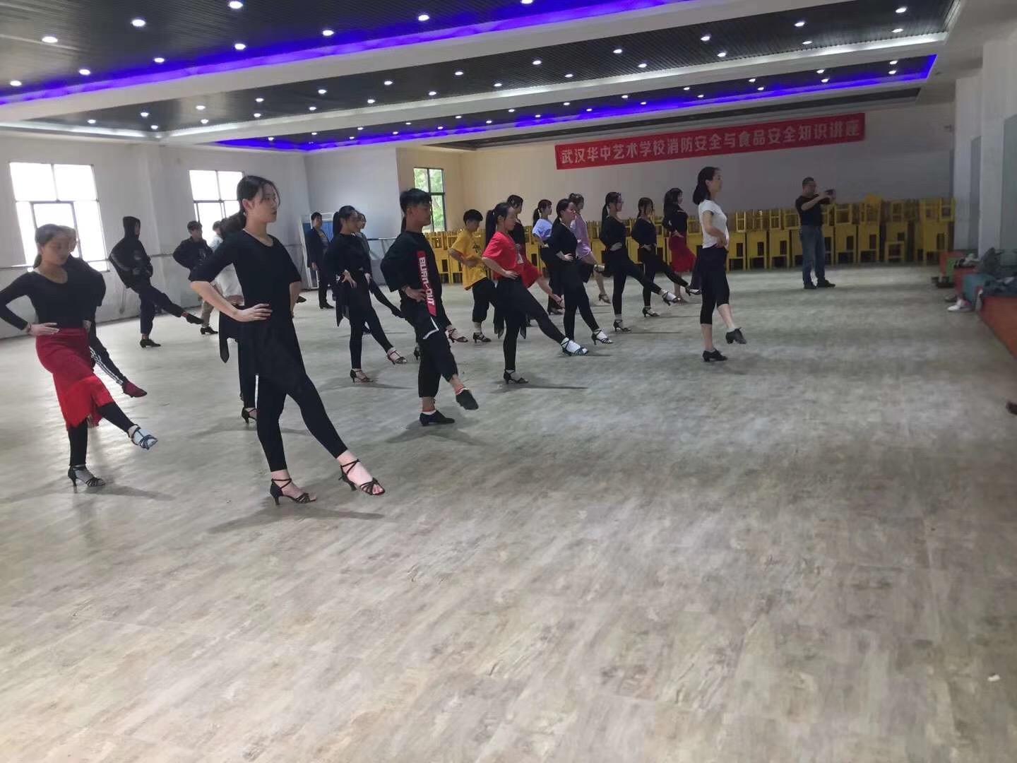 舞蹈专业中专学校管的严吗 华中艺术学校