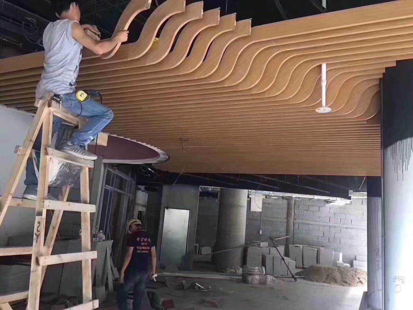 新型木纹弧形铝方通吊顶天花国景生产厂家