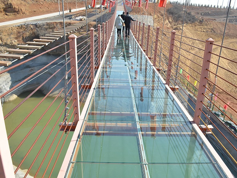 景区玻璃吊桥设计，玻璃吊桥安装团队，中健游乐