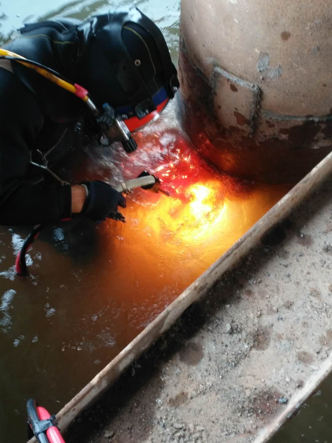 水下维修多少钱 -水下焊接费用「24小时在线服务」