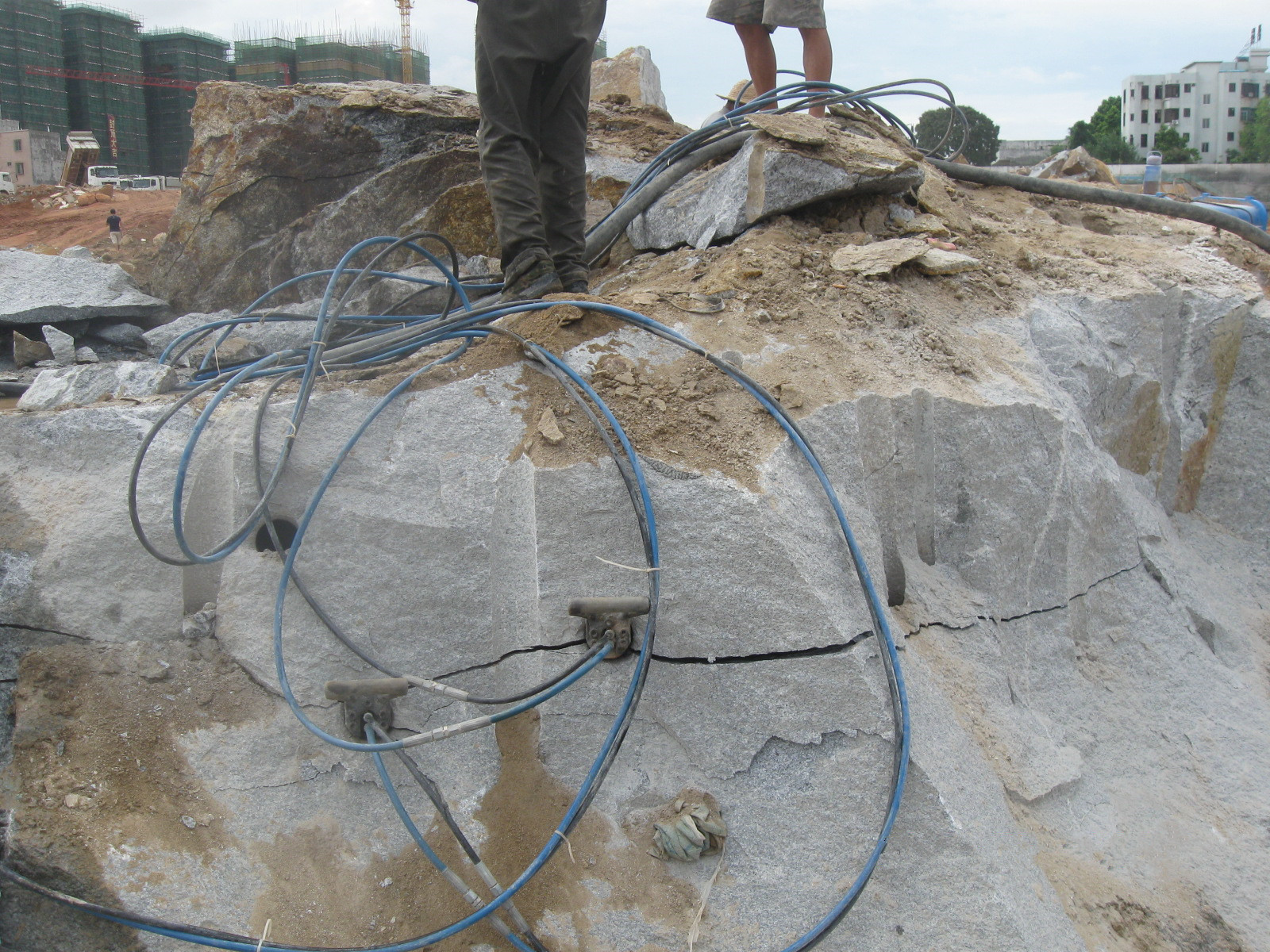 新疆甘肃替代爆破膨胀剂快速挖石头基坑设备
