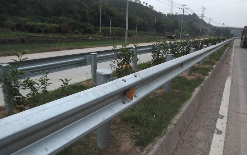 锌钢波形护栏防撞高速公路行政弯型护栏不锈钢交通安全围栏