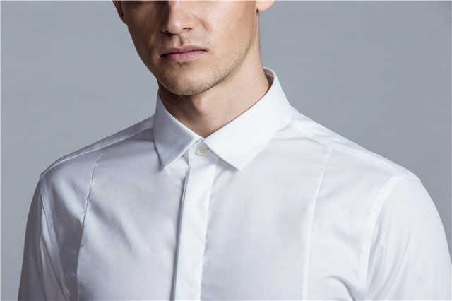 衬衫加工品牌厂揭晓白衬衫染上污渍处理的小秘诀