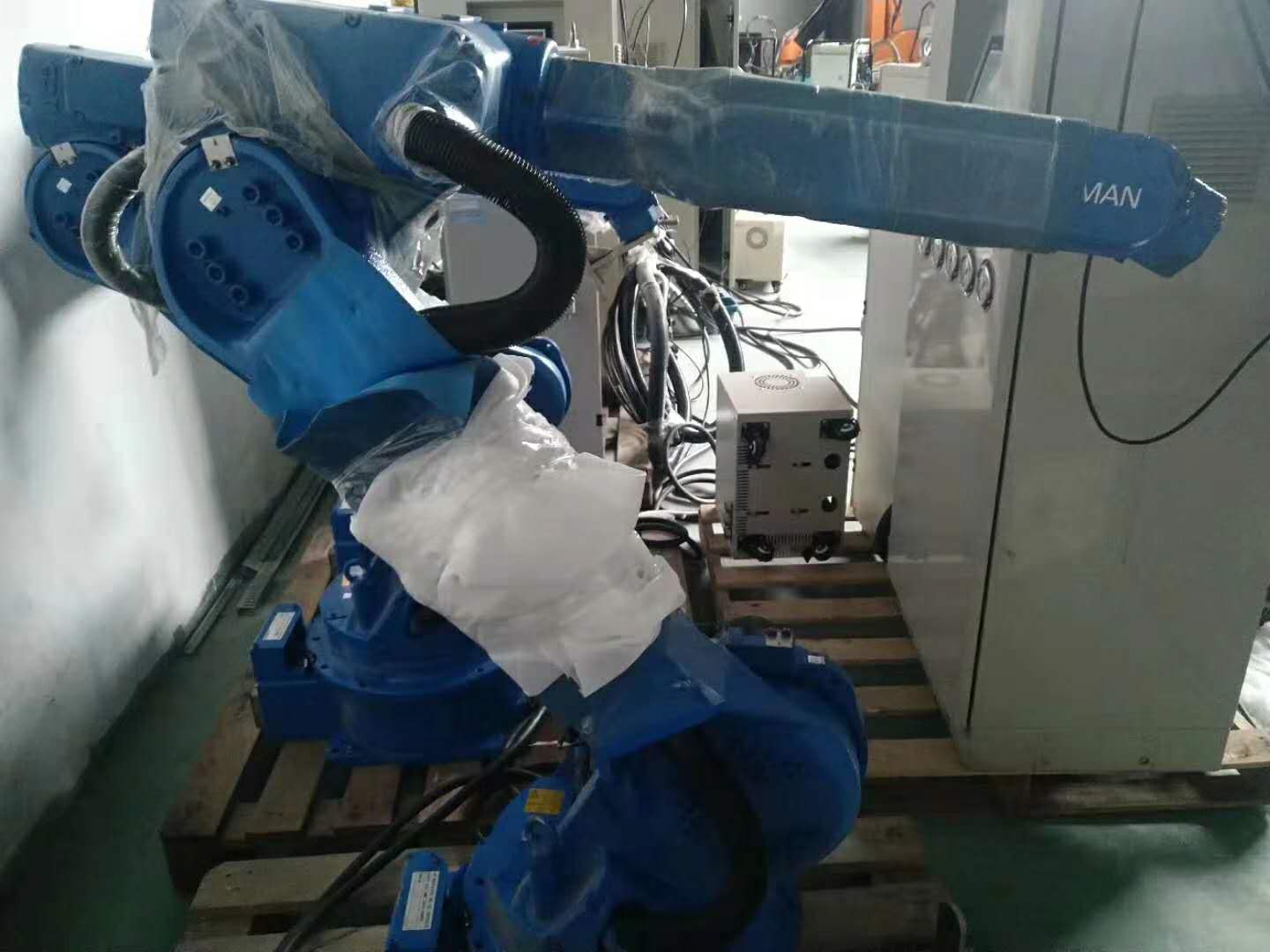安川焊接机器人HP20不锈钢咖啡桌焊接机器人