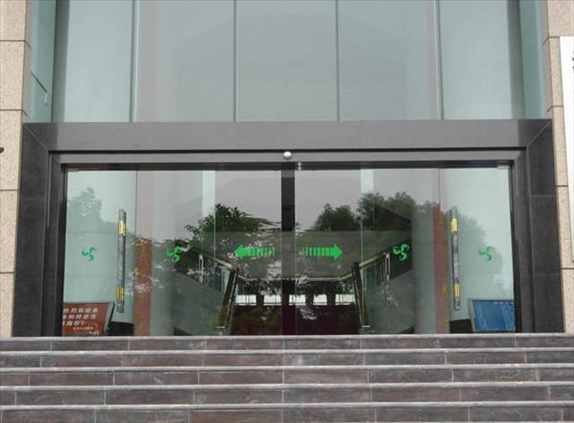 办公室玻璃隔断安装 上海玻璃门地弹簧漏油更换 玻璃门回不了位调速