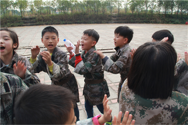 参加东莞青少年军事拓展有助于孩子健康成长