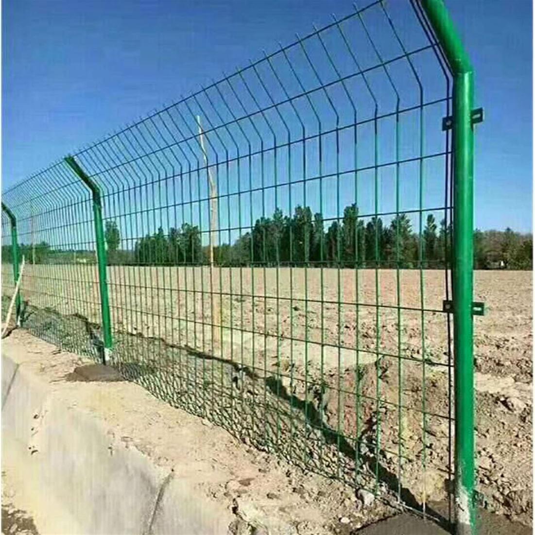 供应双边丝护栏网 公路护栏网 围栏网 圈地围栏