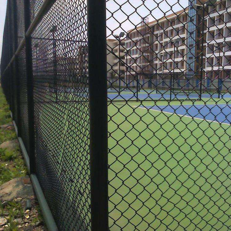 墨绿色勾花铁丝护栏网 球场围栏网包安装 自有施工团队 学校操场围栏网