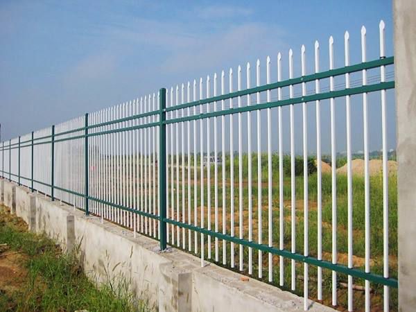 高层住宅楼小区安全防护栏 锌钢护栏网 围墙铁围栏价格 生产厂家