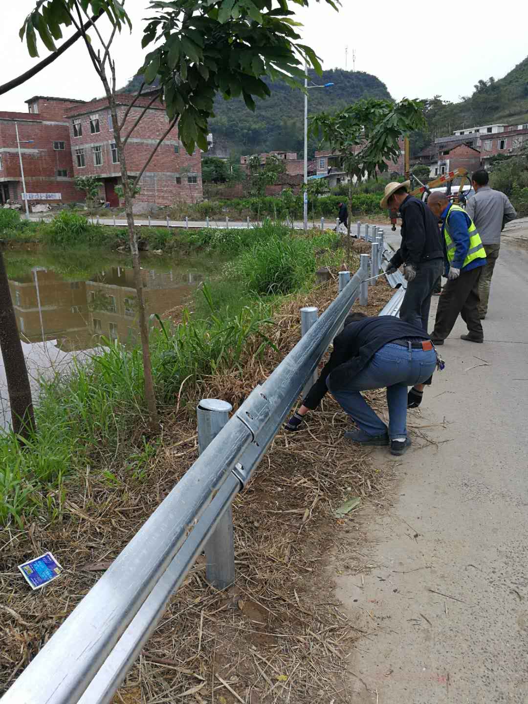 广西波形护栏厂家公路防撞护栏板生产销售安装一条龙服务