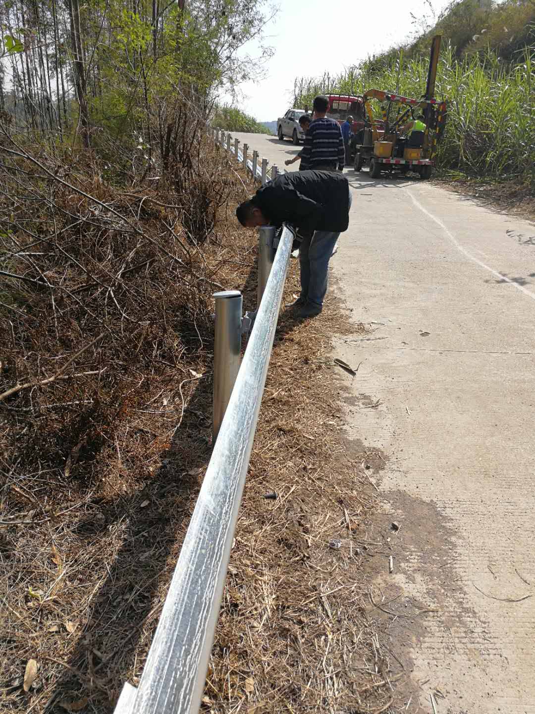 广西波形护栏厂家直销公路防撞护栏板安装