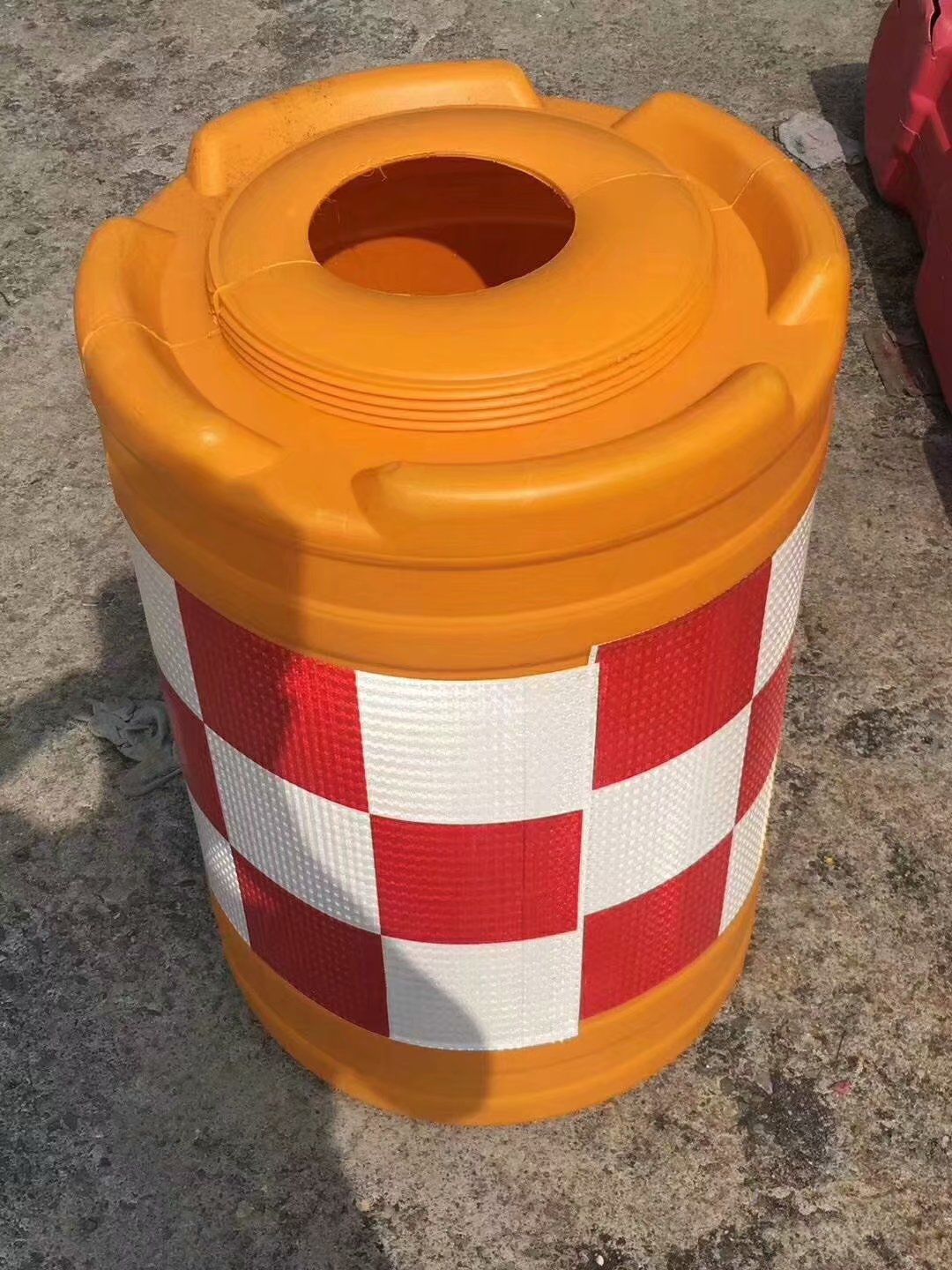 厂家生产防撞桶800*600防撞墩塑料警示隔离桶隔离墩吹塑滚塑水马