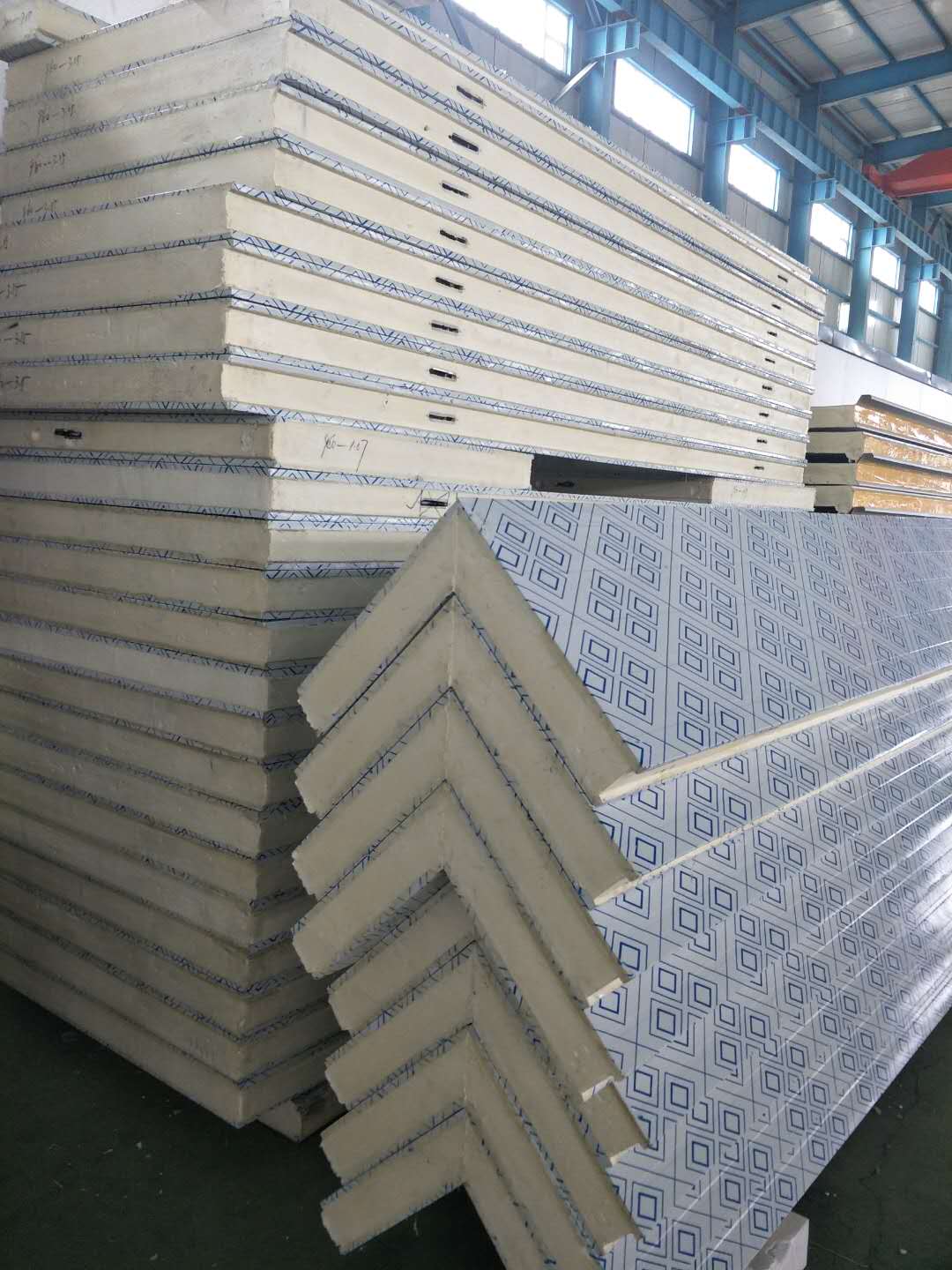 聚氨酯冷库板、冷库门、新型岩棉板、新型玻璃丝棉板、复合板材
