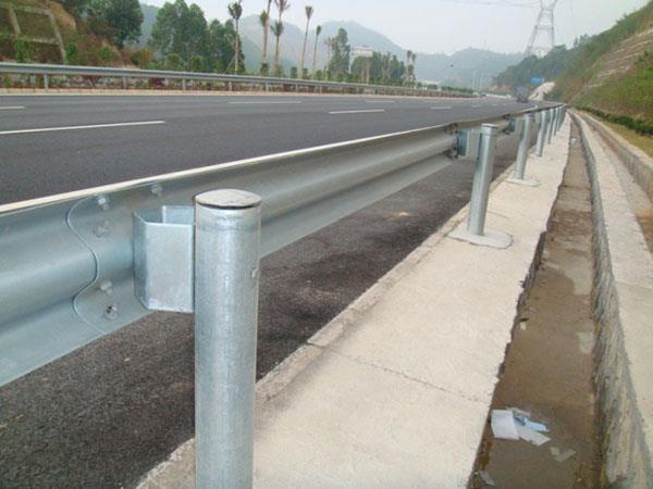 波形护栏立柱每米多重,公路护栏栏