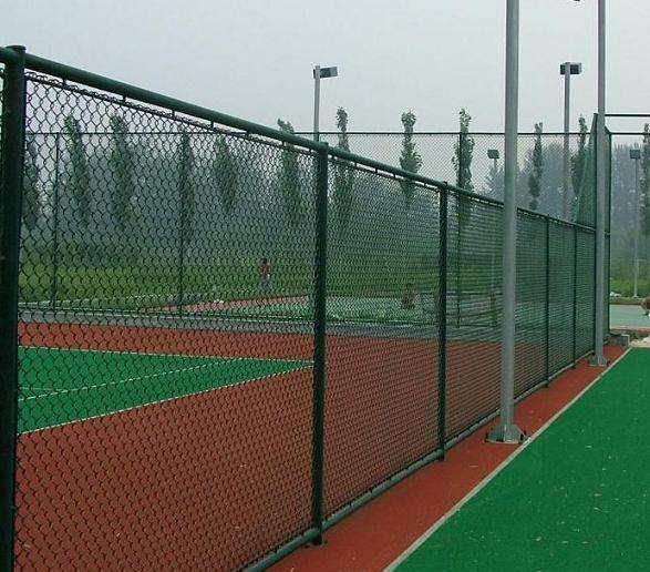 珠海学校操场体育围栏网 浸塑铁丝球场护栏网墨绿色运动护栏