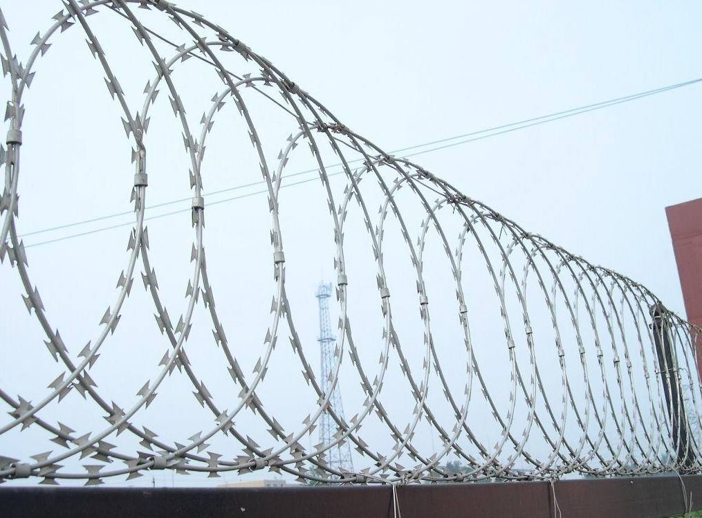 监狱带刀片刺绳防攀爬围网护栏 批发定制