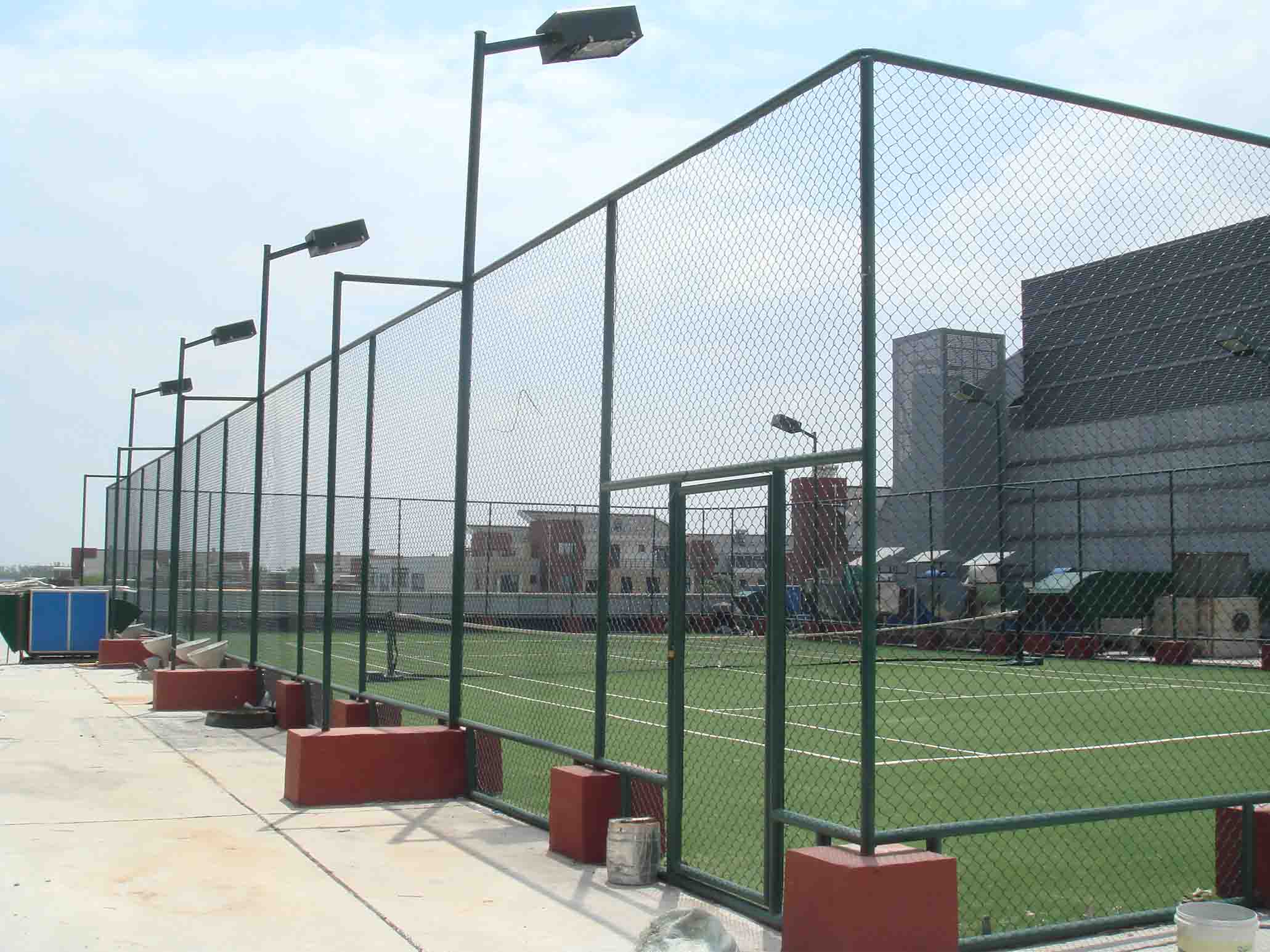 深圳球场护栏，篮球场围网，勾花网护栏，绿色围网灯光
