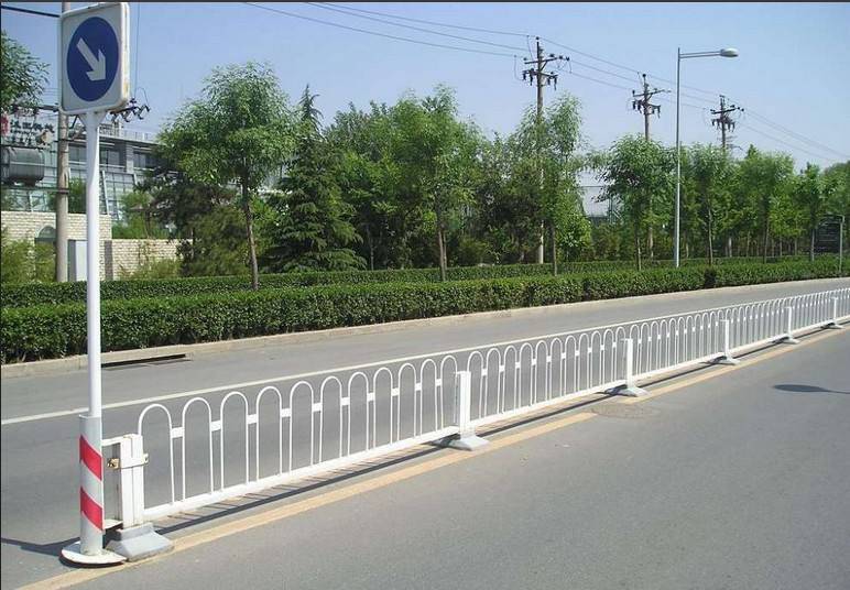 漳州锌钢护栏网 京式道路安全隔离 防撞栏 **安全围栏网