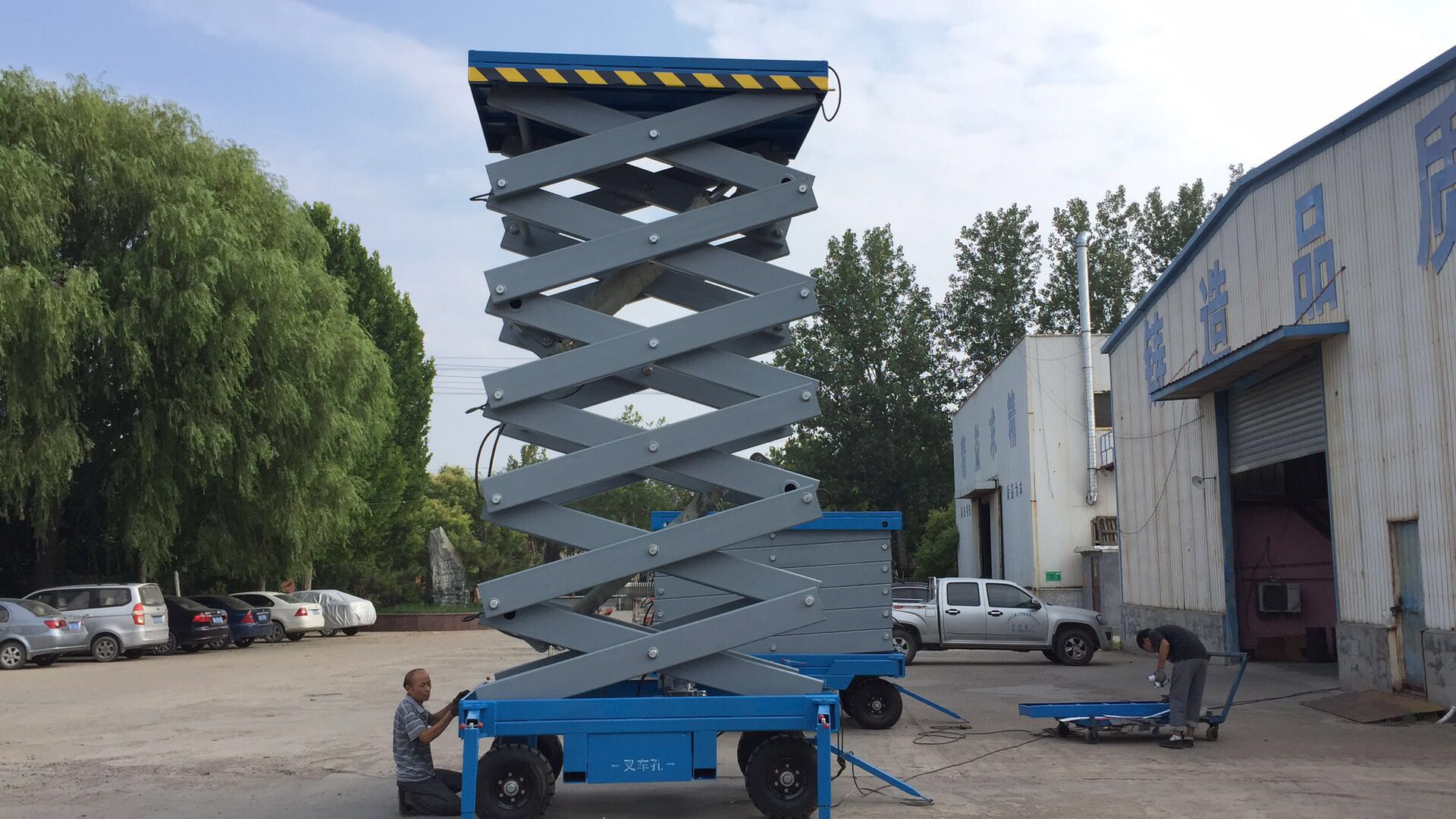 中汇申特厂家批发10米移动剪叉式升降机电动液压升降平台小型高空作业车