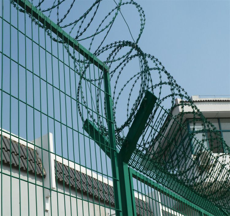 厂家直销 监狱巡逻道隔离网 围墙防爬网 监狱护栏网 不锈钢刀片隔离栅