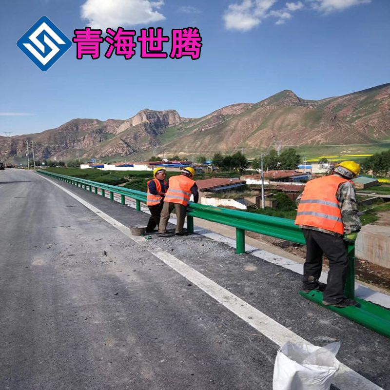 西藏高速公路防撞栏那曲荣布镇4米间距国标护栏板厂家供应