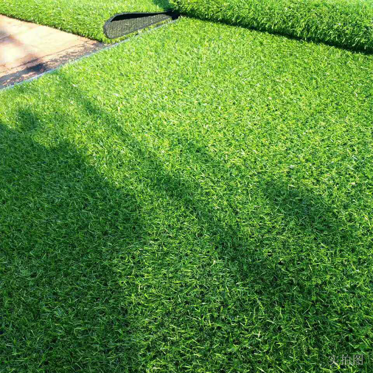 西安仿真草坪地毯人造塑料围挡假草皮人工幼儿园足球场装饰