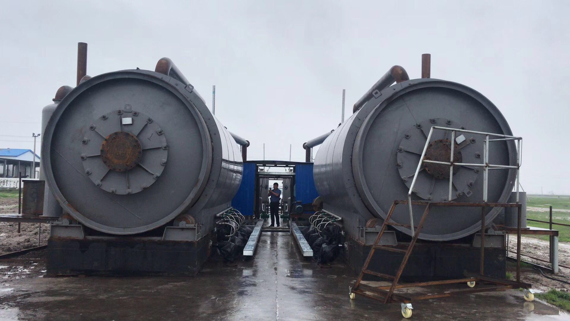 商丘四海日处理12吨废轮胎热裂解炼油机械