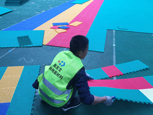 幼儿园室外塑胶地面材料个性化定制颜色图案悬浮式拼装地板幼儿园塑胶拼装式地板
