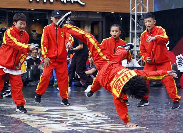 鹤岗少儿街舞鸿恩艺术孩子学街舞可以锻炼坚韧性格