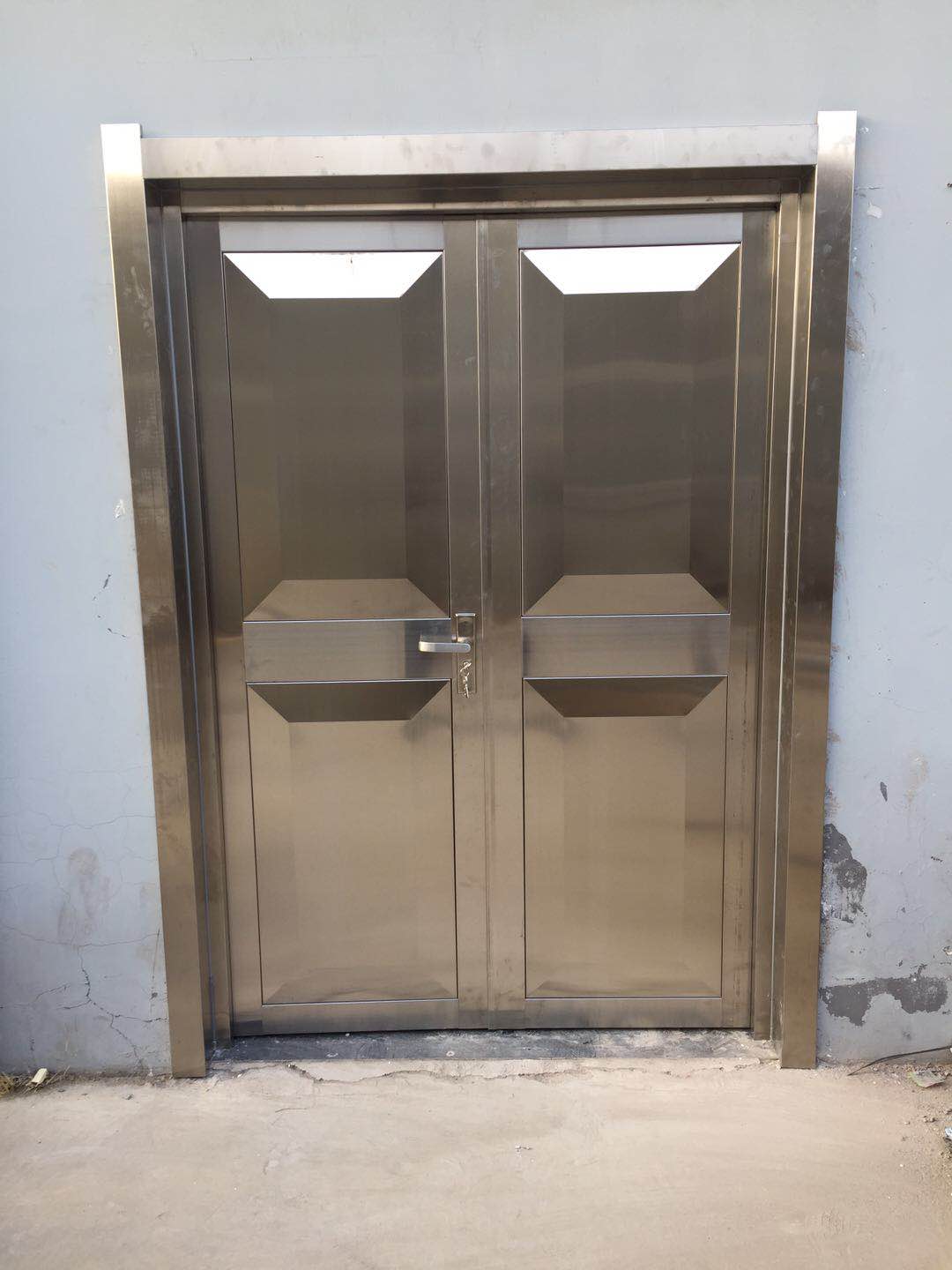天津周边专业定制不锈钢门 不锈钢钢化玻璃门专业厂家