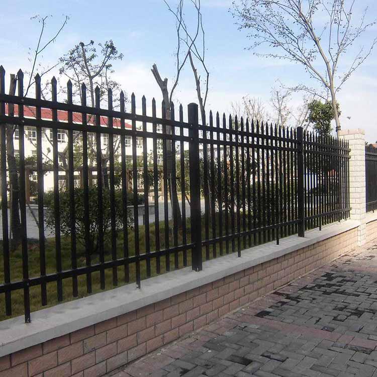 众赢生产提供游乐场围墙护栏 定制锌钢阳台护栏