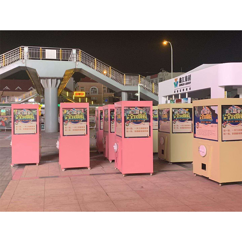 青岛东方城购物广场十台两米扭蛋机安装到位 山东万棵松文化