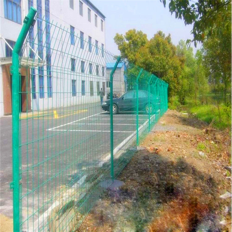 公路现货双边丝护栏网 河北护栏厂家直销浸塑铁丝围墙网 隔离栅栏