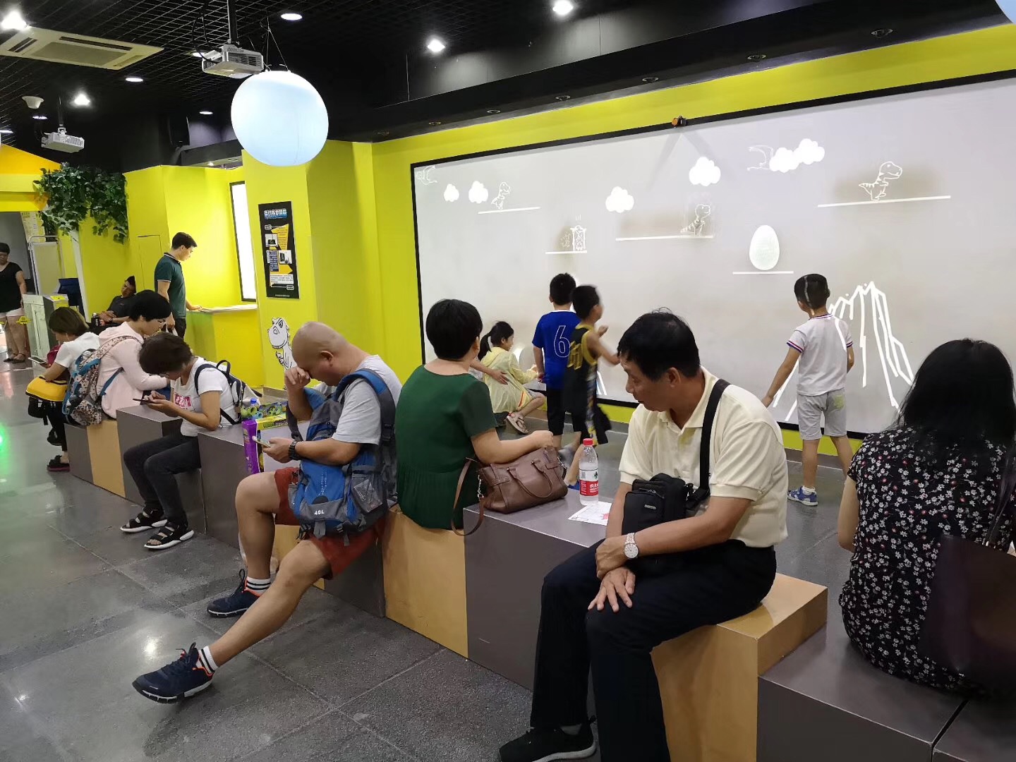 北京房山儿童乐园墙面互动、投影沙池、互动砸球与神笔画画实例效果展示