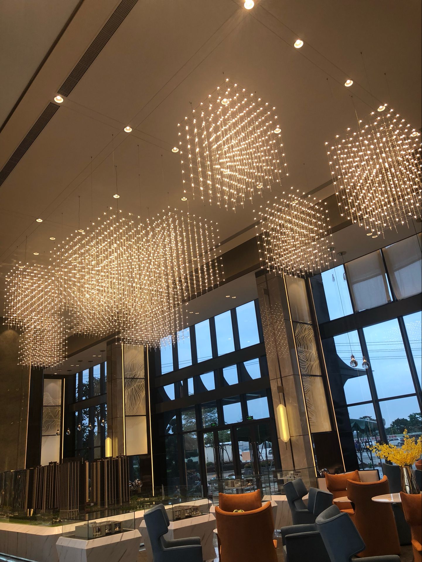 铭星灯饰承接 商场开业中庭吊灯装饰布置 专业LED发光球生产厂家